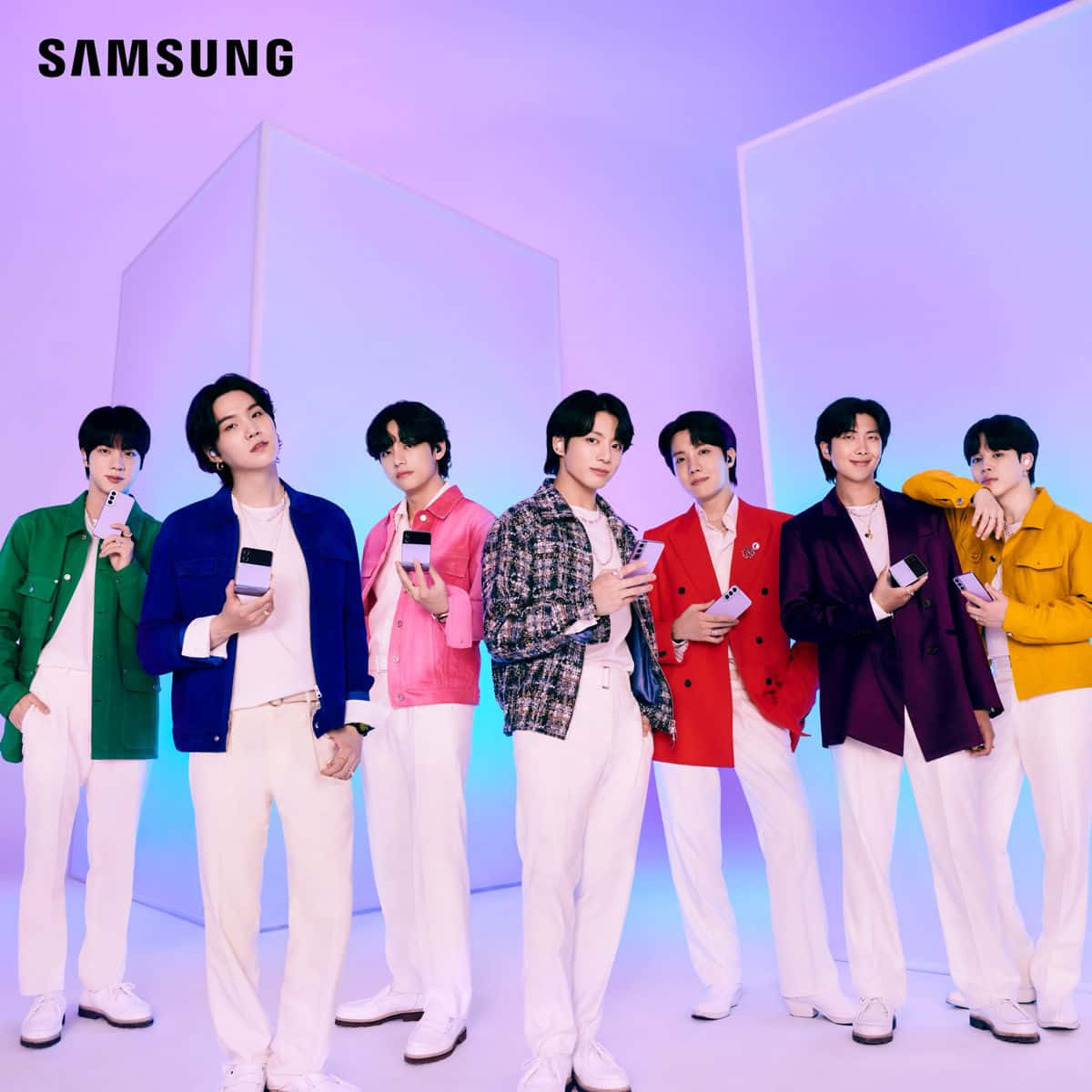 Bts Endorsements 桌布 壁紙 — 七位時尚男士身穿彩色外套和白色長褲，在發光的紫色和藍色幾何工作室背景前自信地拿著智能手機擺姿勢。