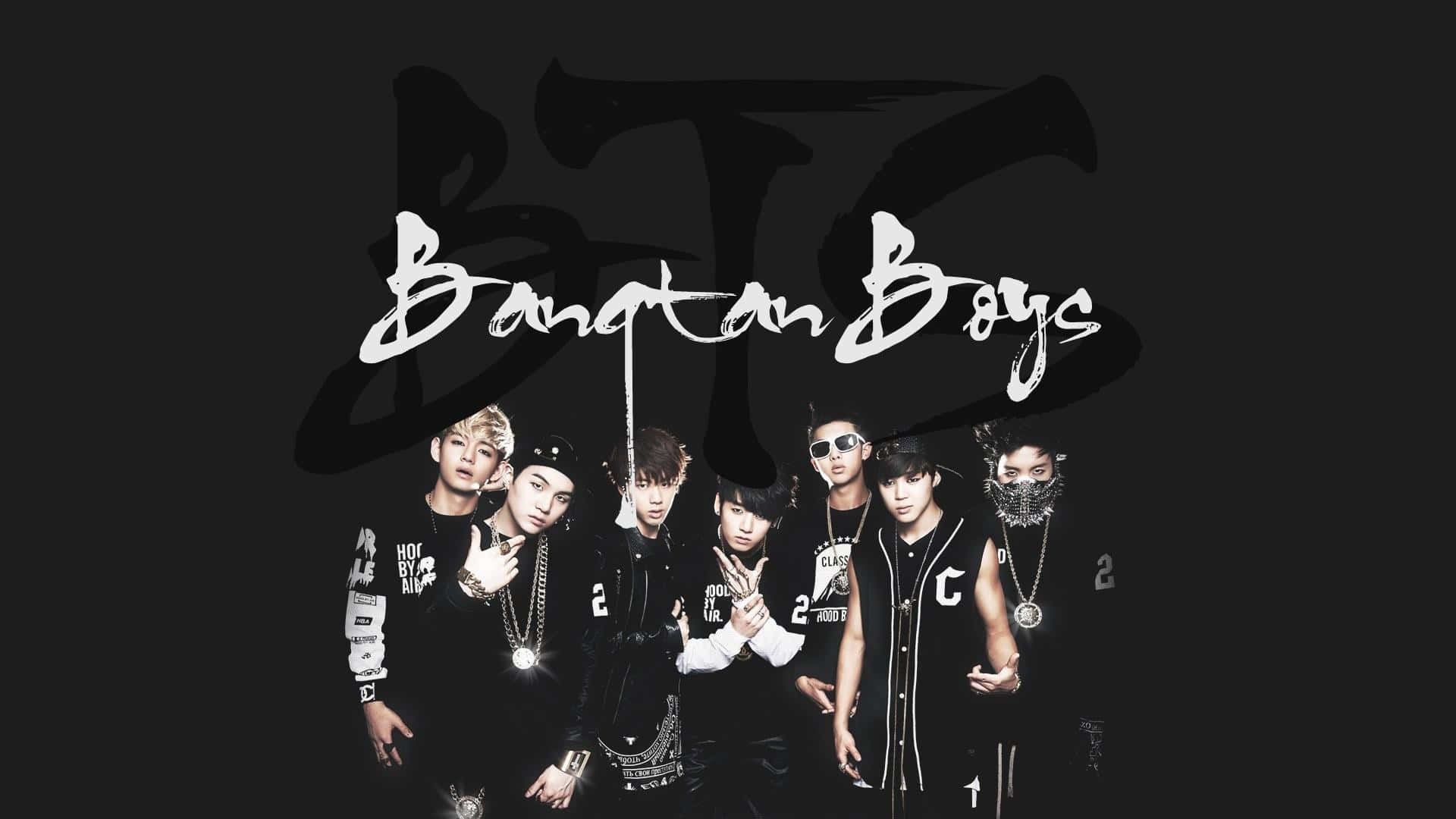 Bangtan Sonyeondan 桌布 壁紙 — 七位時尚的K-pop偶像身穿黑色服裝，在深色背景前自信擺姿勢，並帶有粗體白色「Bangtan Boys」文字。