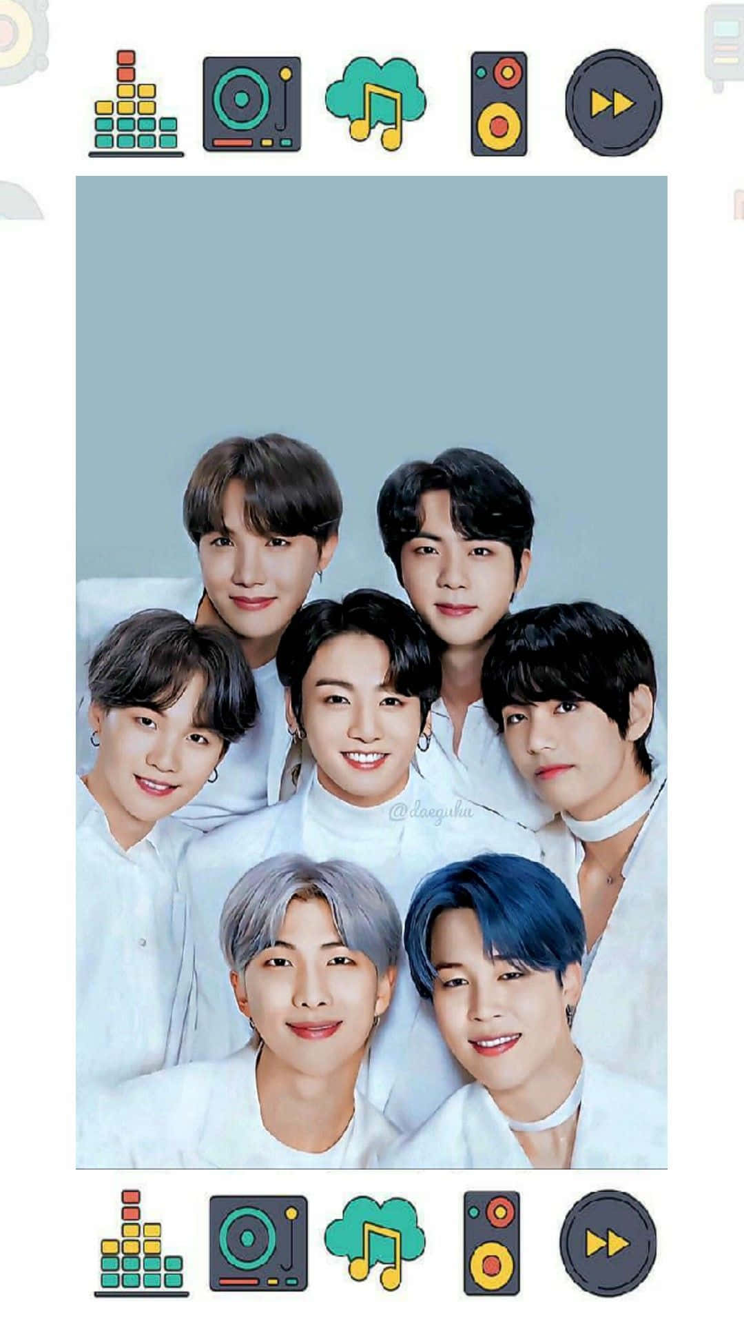 BTS - BTS - BTS - BTS - BTS - B 壁紙 — 七位笑容滿面、髮色繽紛的年輕男子身穿白襯衫，在柔和的藍色背景前擺姿勢。