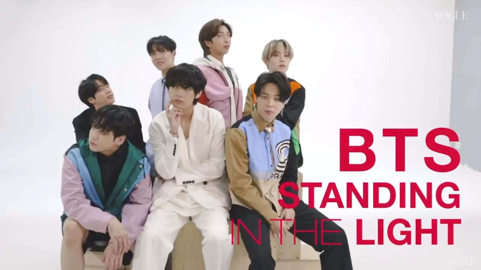 Bts Endorsements 桌布 壁紙 — 七位身穿彩色外套的年輕男性在明亮的白色攝影棚背景前自信地擺姿勢，背景上有粗體紅色文字寫著 BTS STANDING IN THE LIGHT。