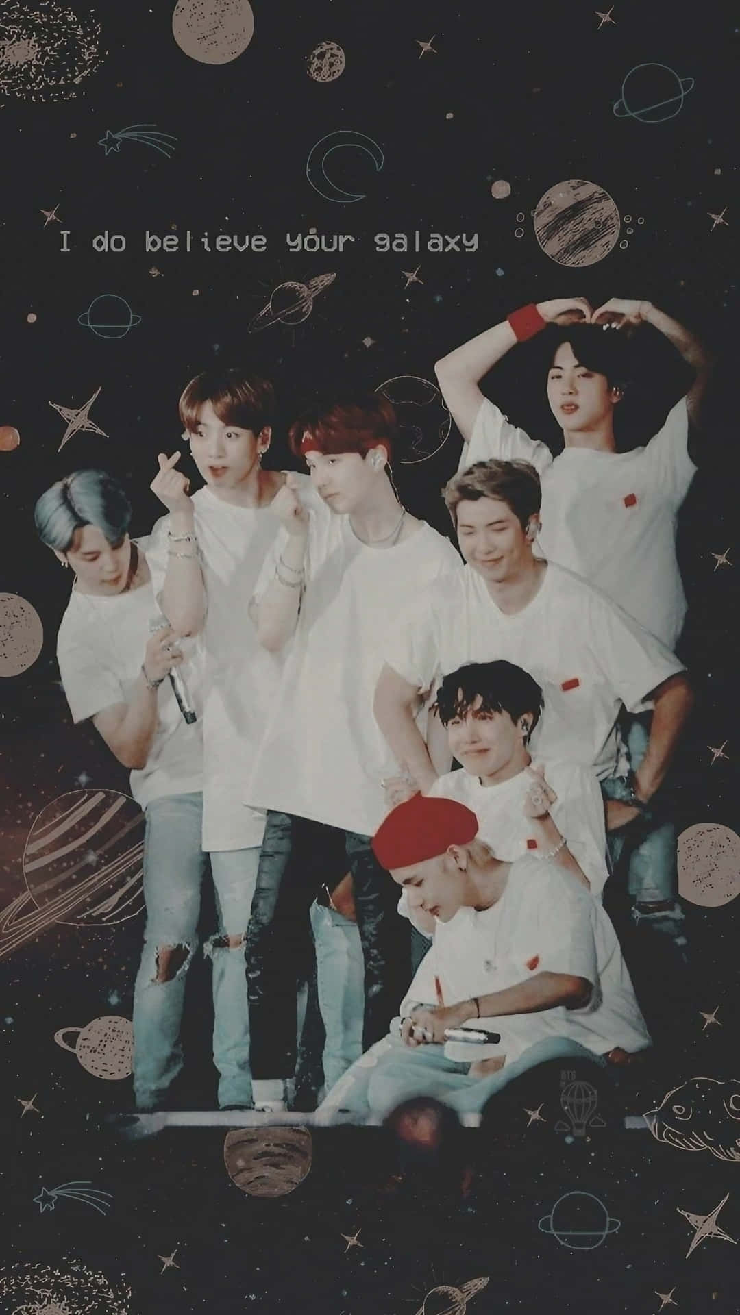 Aesthetic Korean 桌布 壁紙 — 七位身穿白恤衫的年輕男性在一個有行星、星星和「I do believe your galaxy」字句的宇宙背景前愉快地擺姿勢。