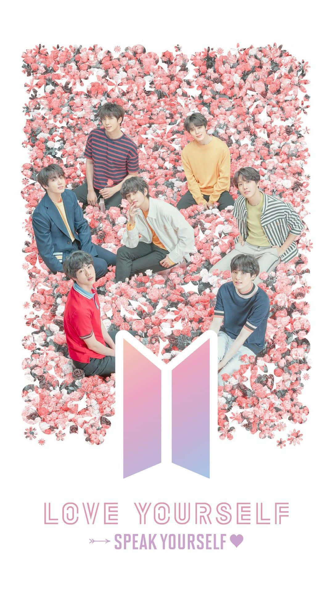 Bts Icon 桌布 壁紙 — 七位身穿色彩繽紛休閒服的年輕男子坐在茂密的粉紅色和白色花叢中，下方有漸變BTS標誌。