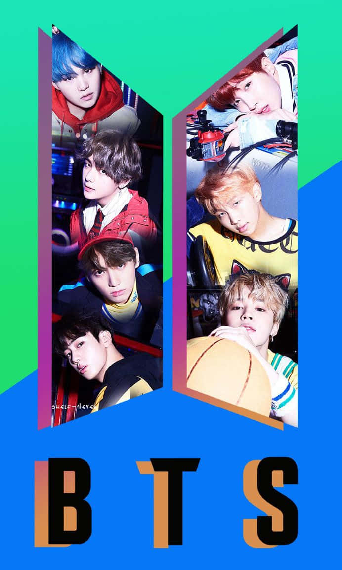 Bts Icon 桌布 壁紙 — 七位身穿色彩繽紛服裝的年輕男性，在充滿活力的幾何圖案面板中擺姿勢，背景為大膽的藍綠色和藍色，下方有「BTS」標誌。