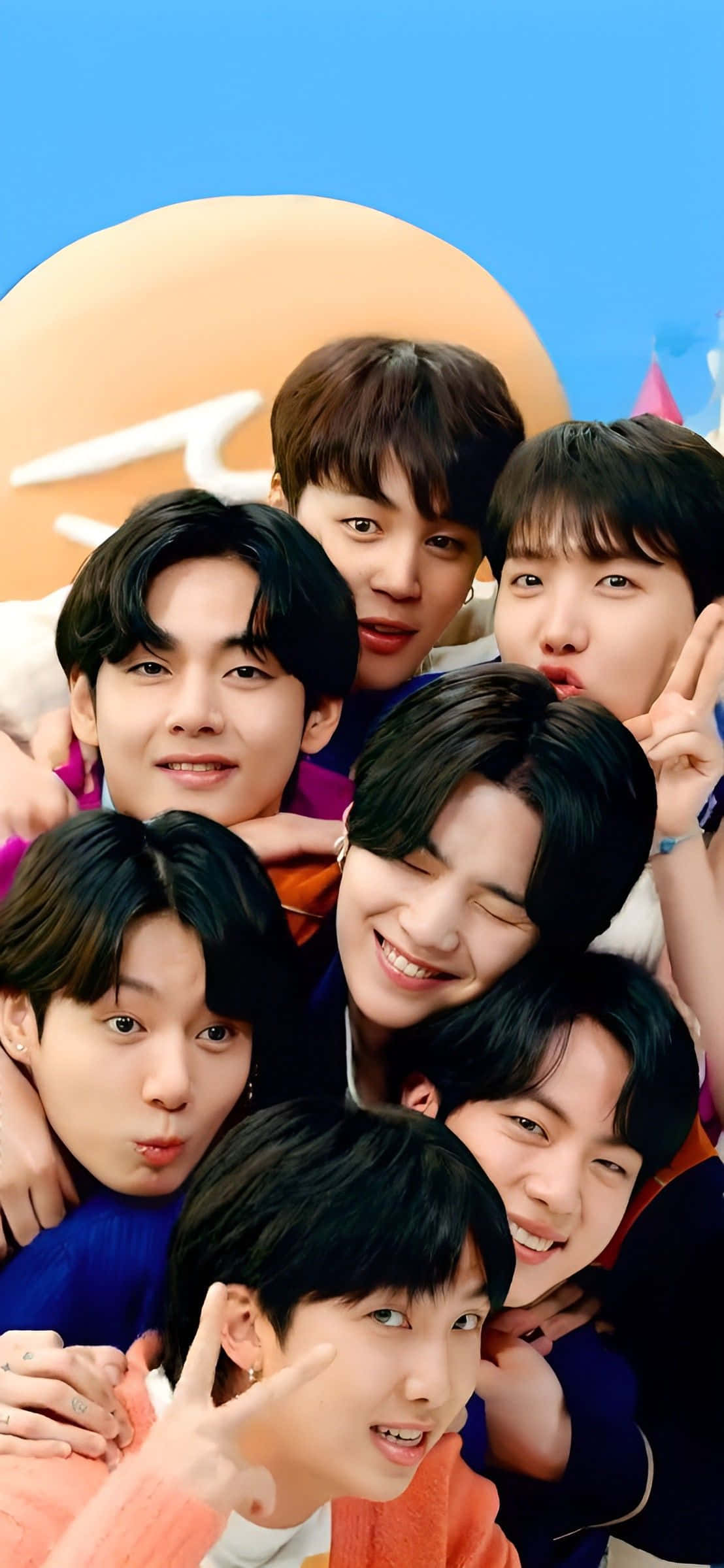 Bts Endorsements 桌布 壁紙 — 七位身穿色彩繽紛衣服的年輕男性在明亮的藍色背景上，有一個大黃色圓圈，他們緊密地擺出俏皮的表情。