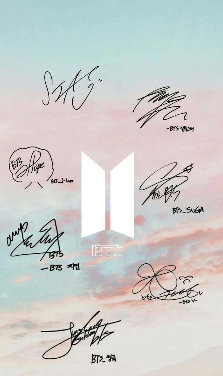 Bts Icon 桌布 壁紙 — 七個BTS成員的手寫簽名圍繞其標誌排列，背景為柔和粉彩天空漸變。