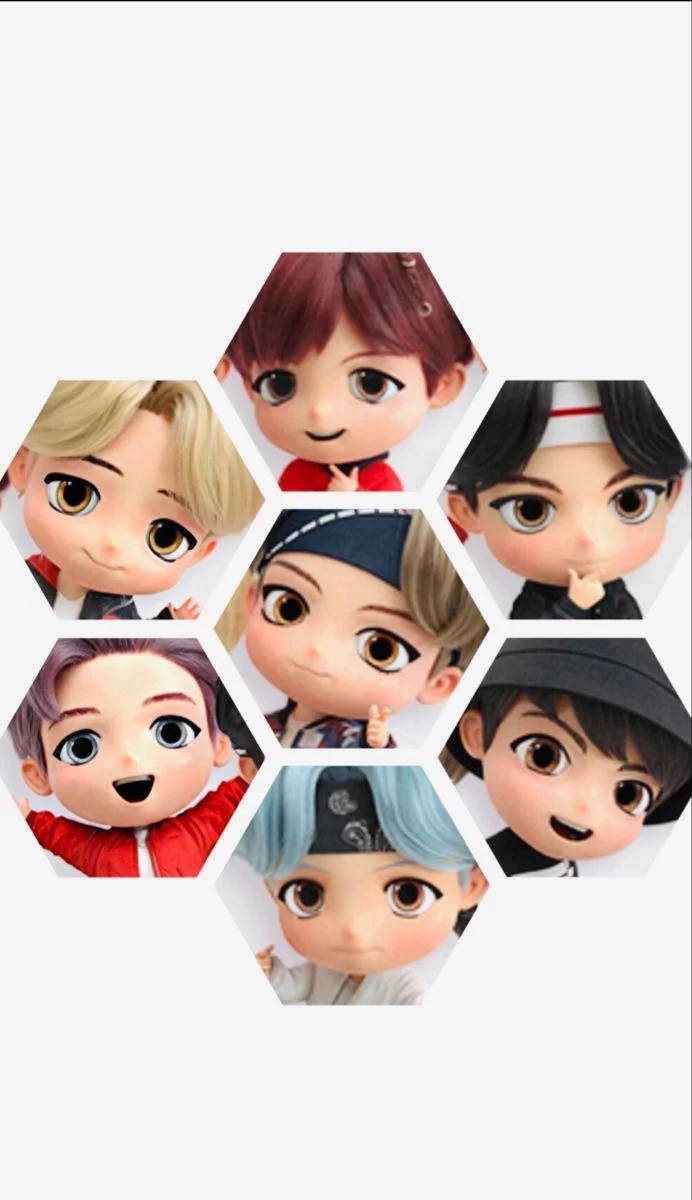 Bts Cartoon 桌布 壁紙 — 七個Q版動漫角色，擁有不同髮色和表情，以六邊形圖案排列在純色背景上。