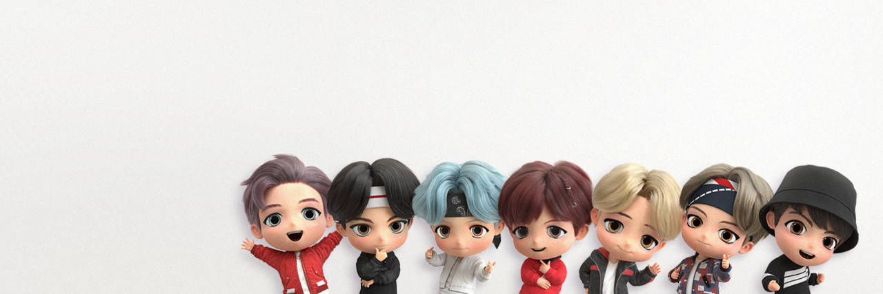 Bts Cartoon 桌布 壁紙 — 七個Q版風格動畫K-pop偶像穿著色彩繽紛的服裝，在純白背景前站成一排。