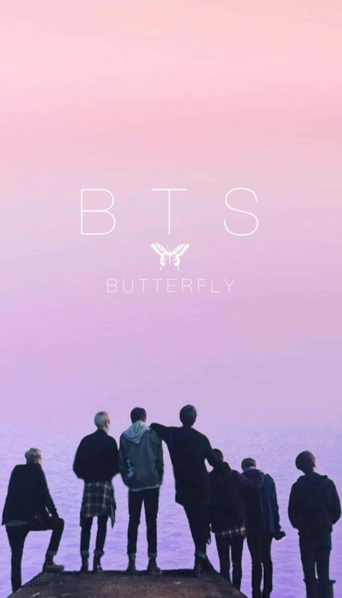Bts Icon 桌布 壁紙 — 七個人物一起站在碼頭上，背景是柔和的粉紅色和紫色暮色天空，並覆蓋著 'BTS BUTTERFLY' 文字。