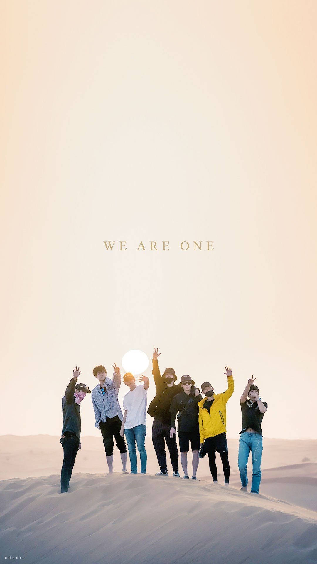 EXO OT7 壁紙 — 七個人站在沙丘上，舉手朝向發光的太陽，上方有文字「我們是一體」。