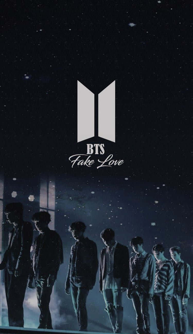 Bangtan Sonyeondan 桌布 壁紙 — 七個剪影人物排成一列，站在繁星點點的夜空下，BTS標誌和「Fake Love」文字在他們上方發光。