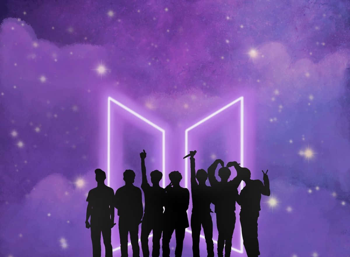 Bts Icon 桌布 壁紙 — 七個剪影人物站在發光的霓虹門前，背景是繁星點點的紫色天空。