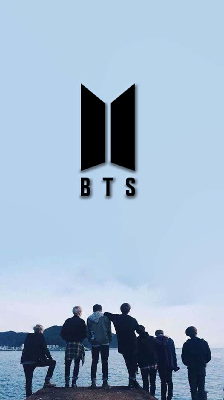 Bts Icon 桌布 壁紙 — 七個剪影人物站在碼頭上，凝視著平靜的大海，天空是淡藍色，BTS標誌在他們上方居中。