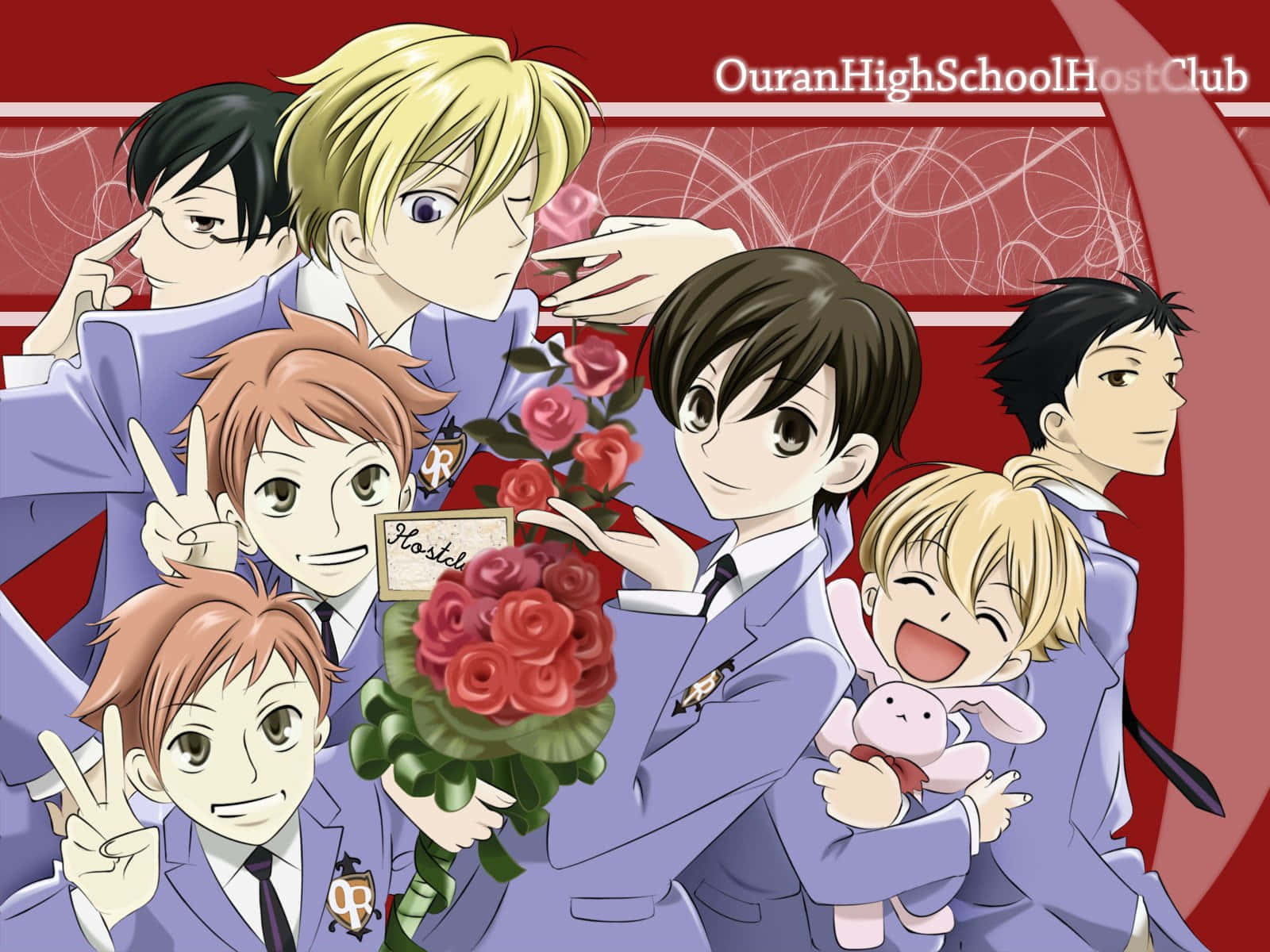 ouran high school host club 桌布 壁紙 — 七個動畫男孩穿著紫色西裝，在紅色漩渦背景前開心地拿著玫瑰和毛絨玩具擺姿勢。