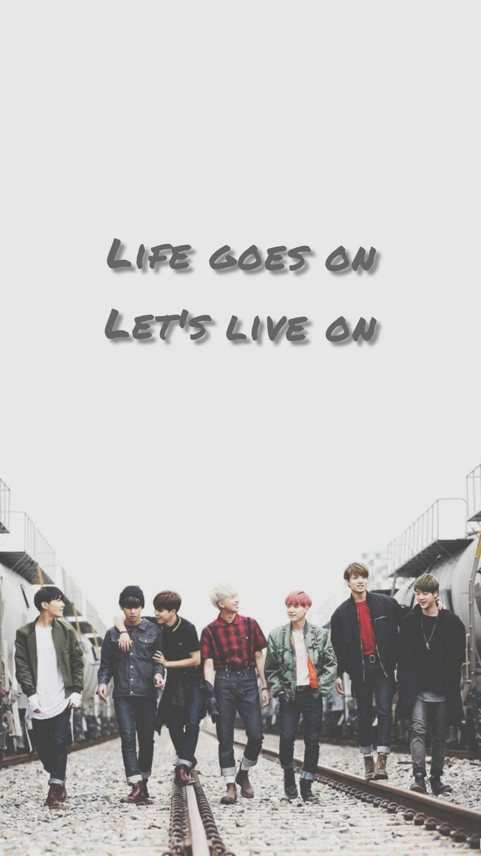 BTS《Life Goes On》Let's Live On 壁紙 — 七個年輕男子穿著休閒服裝，在陰天下一同走在火車軌道上，上方有勵志文字。