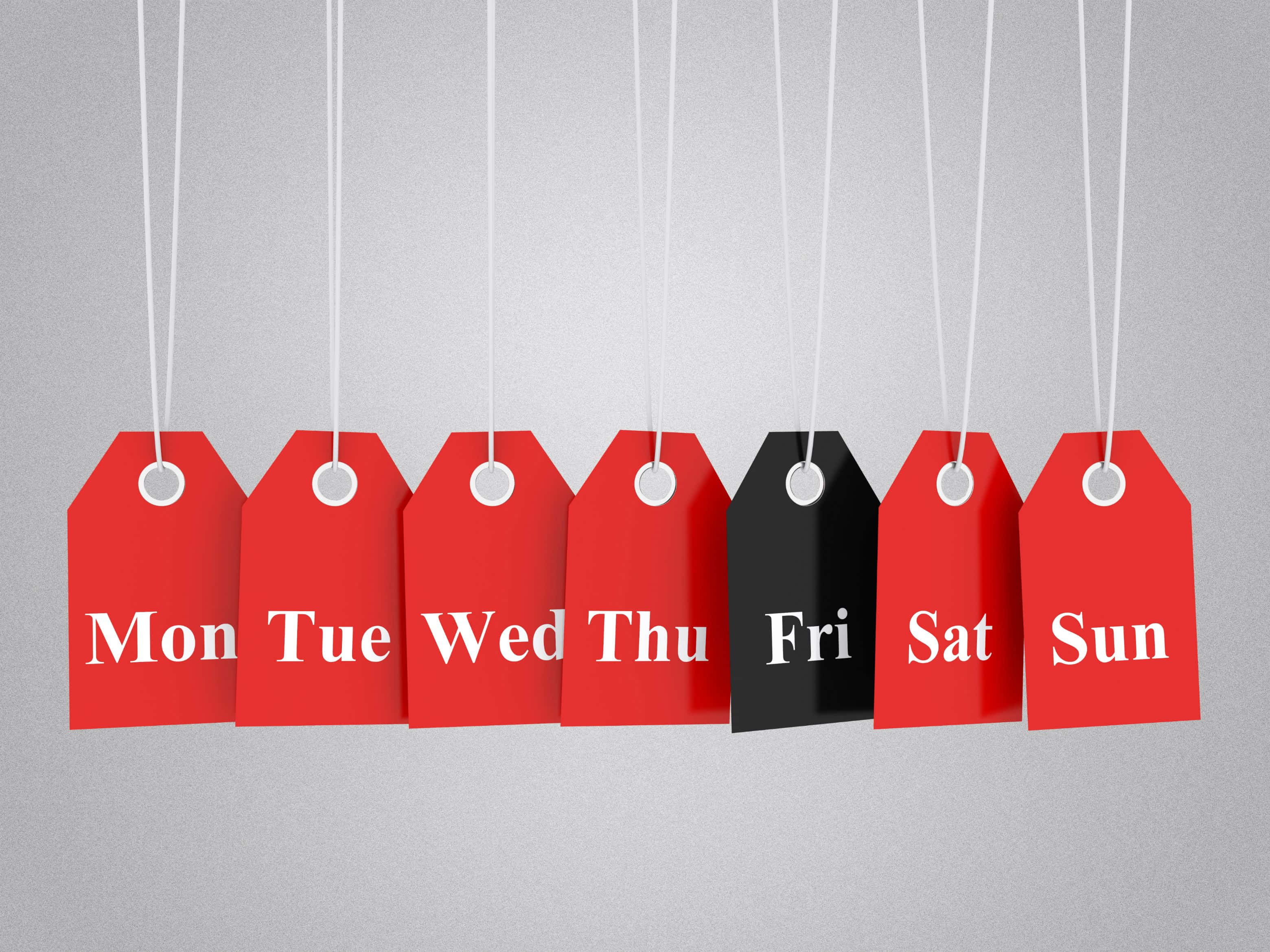 Black Friday 桌布 壁紙 — 七個掛牌標有星期一至星期日，星期五以黑色與灰色背景上的紅色標籤形成對比。
