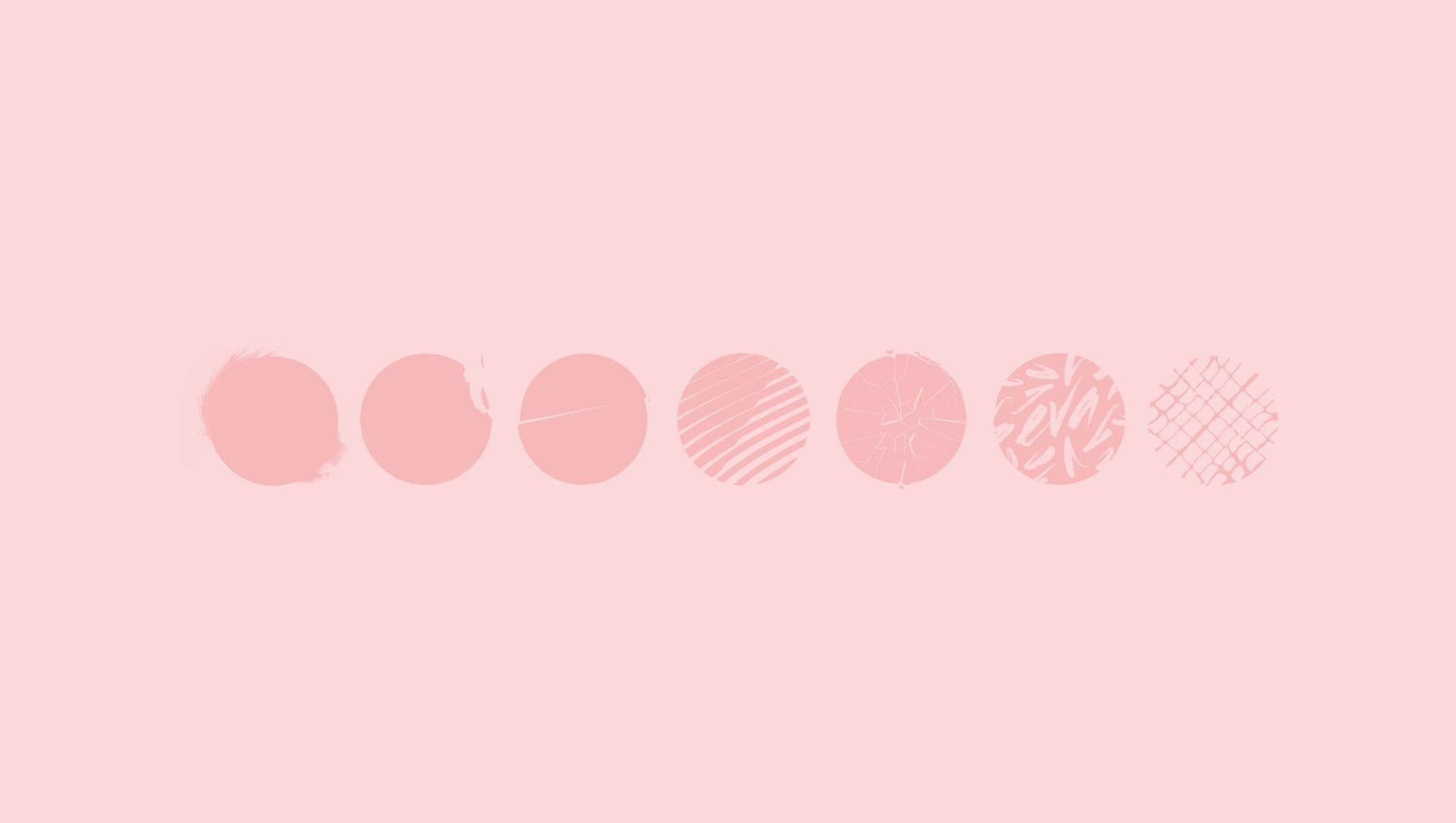 Minimal Aesthetic Desktop 桌布 壁紙 — 七個柔軟的粉紅色圓圈，帶有不同紋理和圖案，水平排列在粉彩粉紅色背景上。