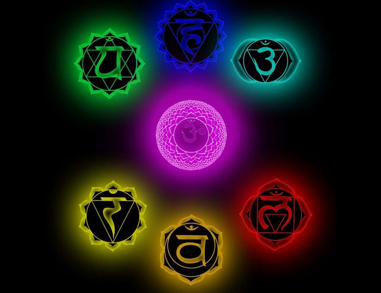 chakra 桌布 壁紙 — 七個發光的脈輪符號在黑色背景上散發出鮮豔的色彩，中央有一個紫色的嗡符號。