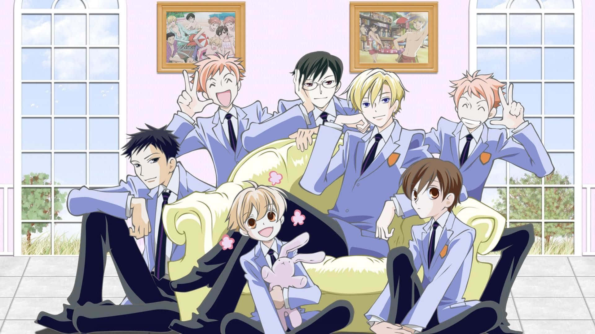 ouran high school host club 桌布 壁紙 — 七個穿著校服的動畫男孩在一個有大窗戶的明亮陽光房間裡，愉快地在黃色沙發上擺姿勢。