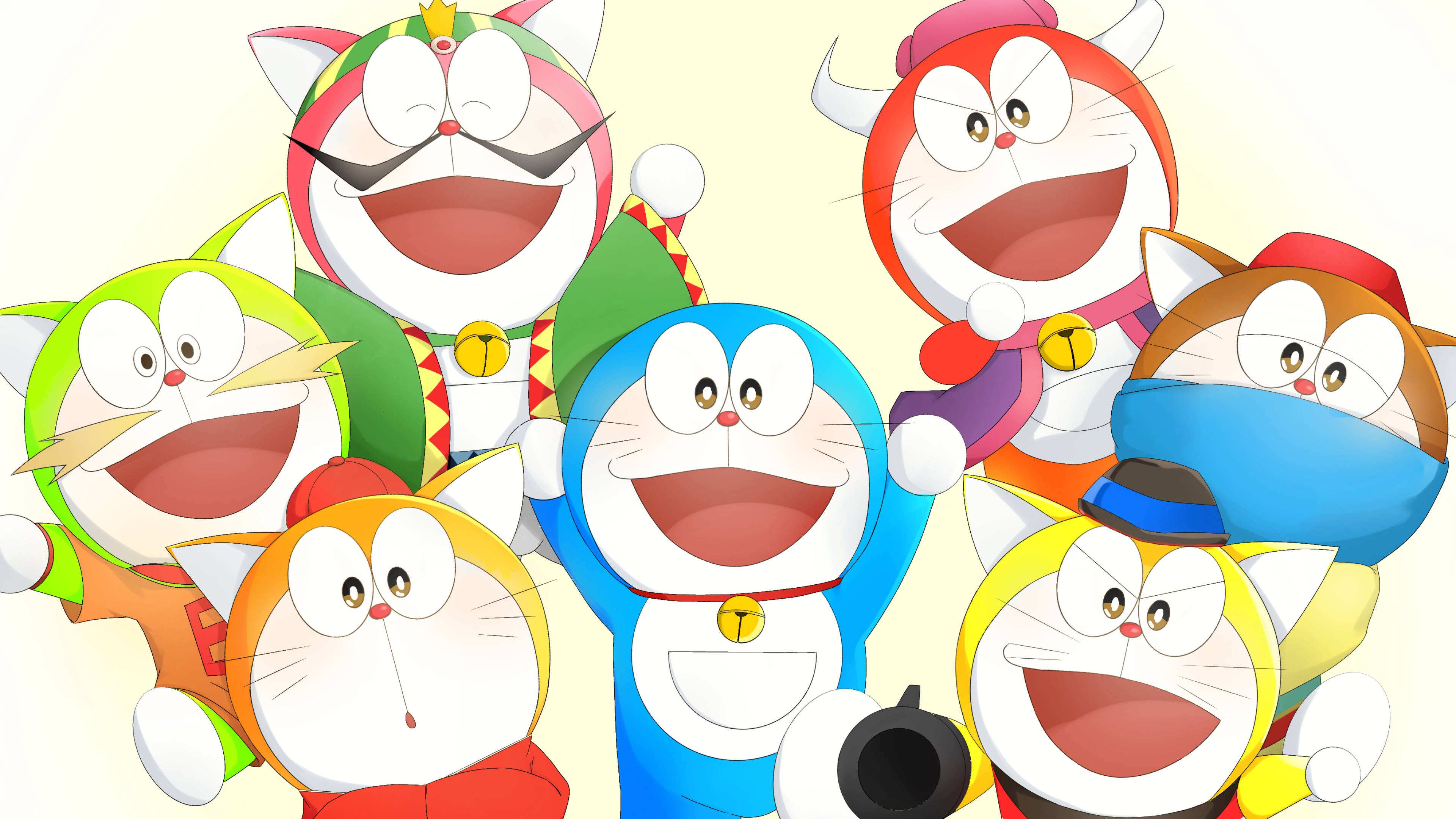 Doraemon 桌布 壁紙 — 七個色彩繽紛的哆啦A夢角色穿著節日服裝，在柔和的黃色背景前開心地大笑。