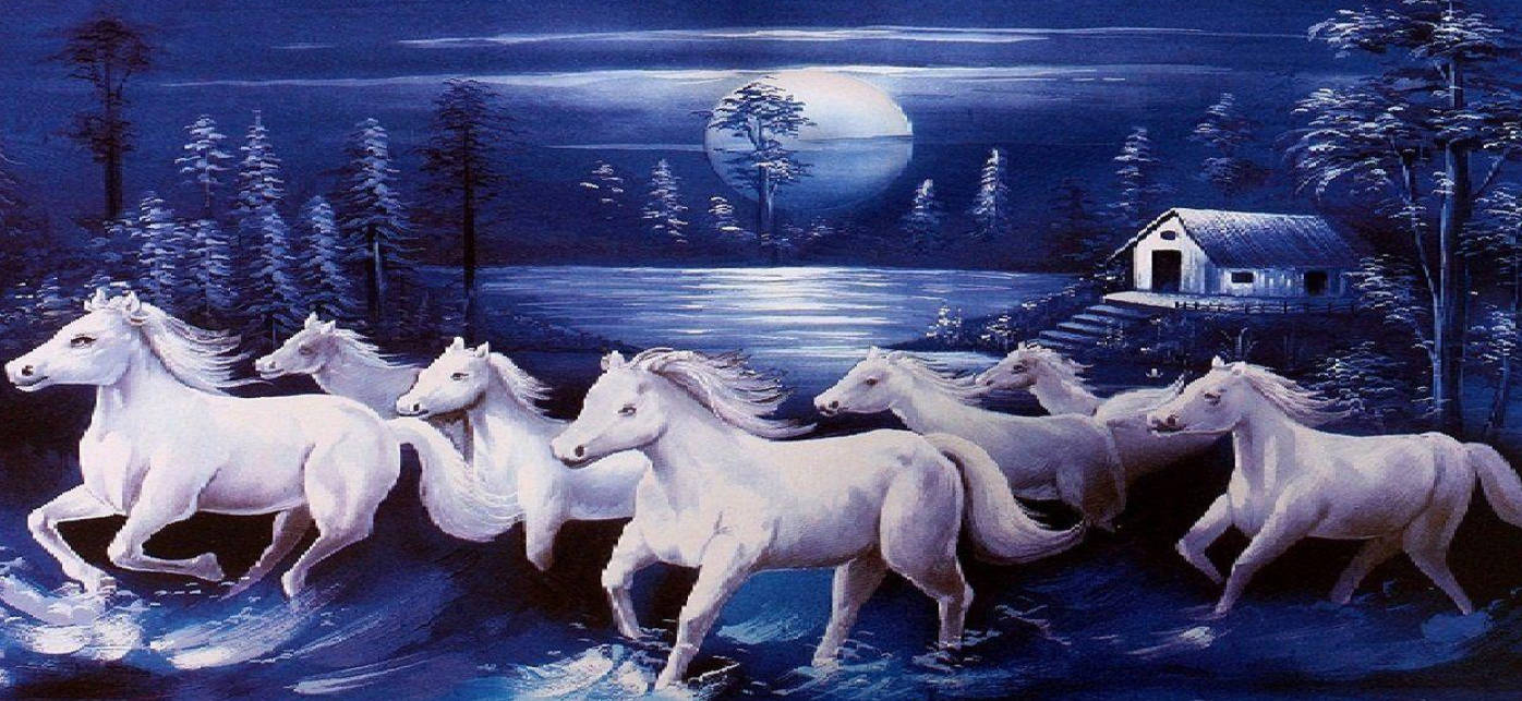 白馬在滿月下於雪白小屋附近的水中奔跑。