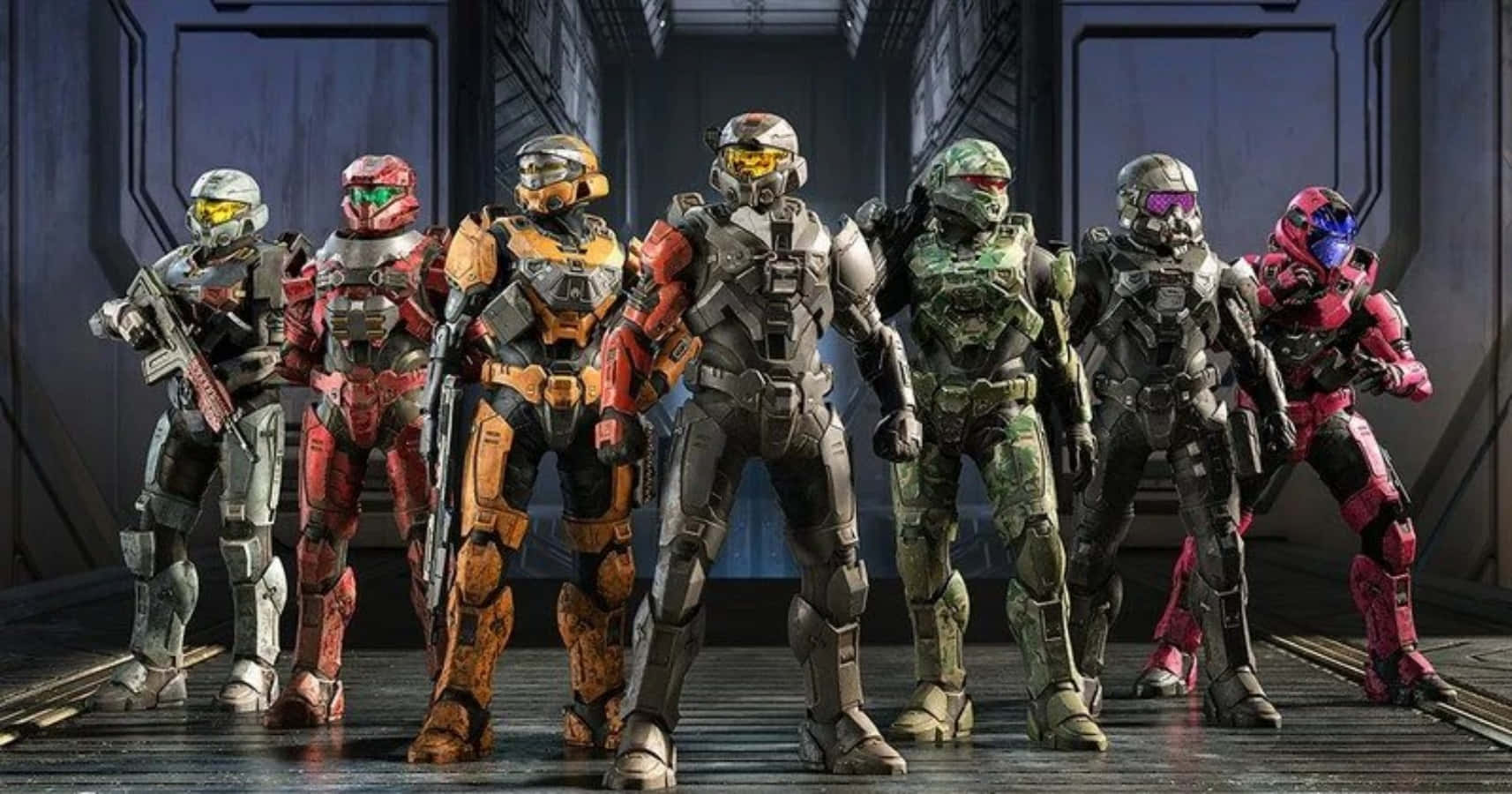 Halo Spartans 桌布 壁紙 — 七名身穿彩色戰鬥裝備的裝甲士兵站在未來主義的走廊中，戴著發光的護目鏡和武器。
