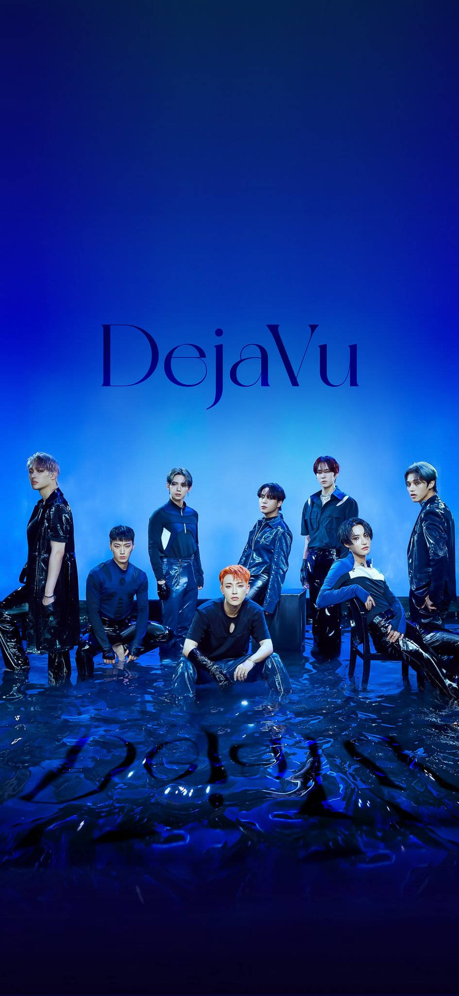ATEEZ Deja Vu 壁紙 — 七名身穿深色服裝的男子在深藍色水中擺姿勢，背景是發光的藍色，上方漂浮著 DejaVu 字樣。