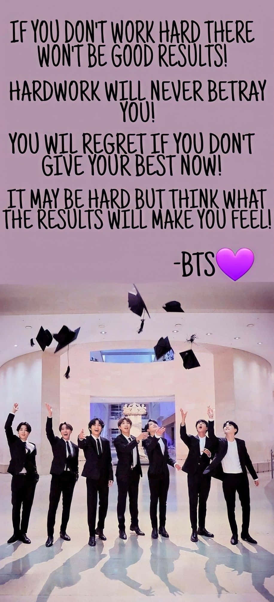 Bts Inspirational 桌布 壁紙 — 七名身穿黑色西裝的男子在明亮的室內大廳中，在勵志文字下拋起畢業帽慶祝畢業。