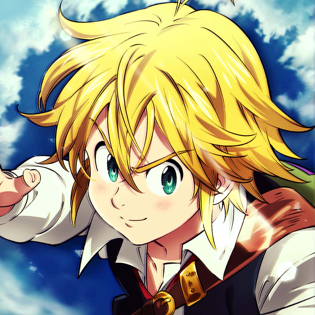 《七宗罪》的惡魔領主：梅利奧達斯 壁紙 — 一個開朗的動漫男孩，有著尖刺的金髮和明亮的綠色眼睛，在藍天白雲下微笑。