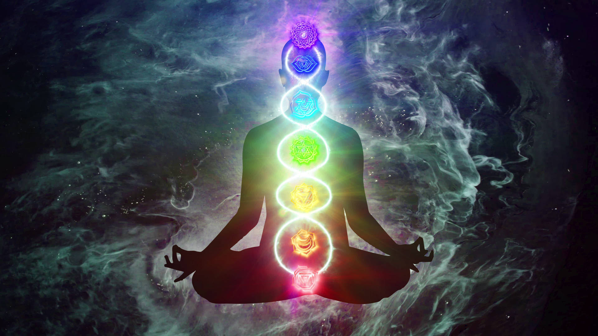 在宇宙空間中冥想並帶有發光脈輪的人