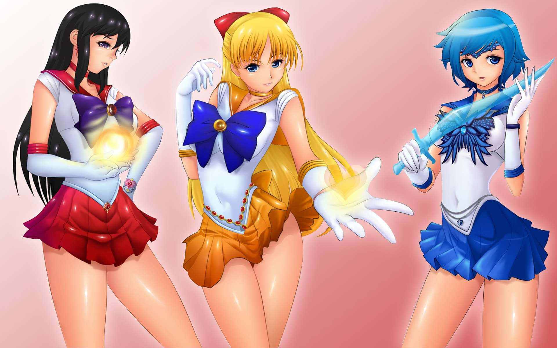 Sailor Venus 桌布 壁紙 — 三位動漫風格的水手戰士穿著色彩繽紛的制服，在柔和的粉紅色背景上散發著魔法能量。