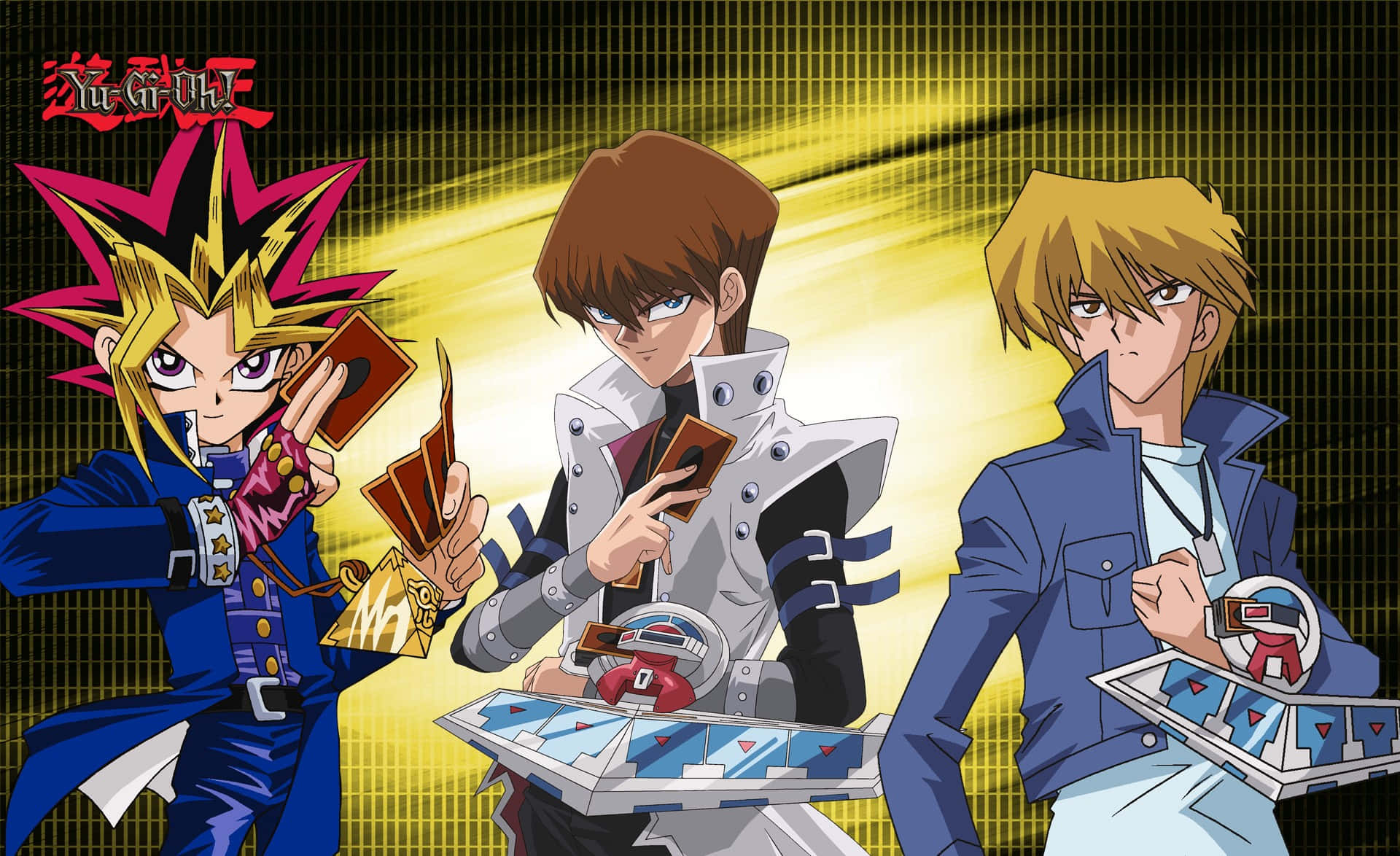 Yami Yugi 桌布 壁紙 — 三位動畫決鬥者以動態姿勢手持卡牌和決鬥盤，背景為發光的黃色網格。