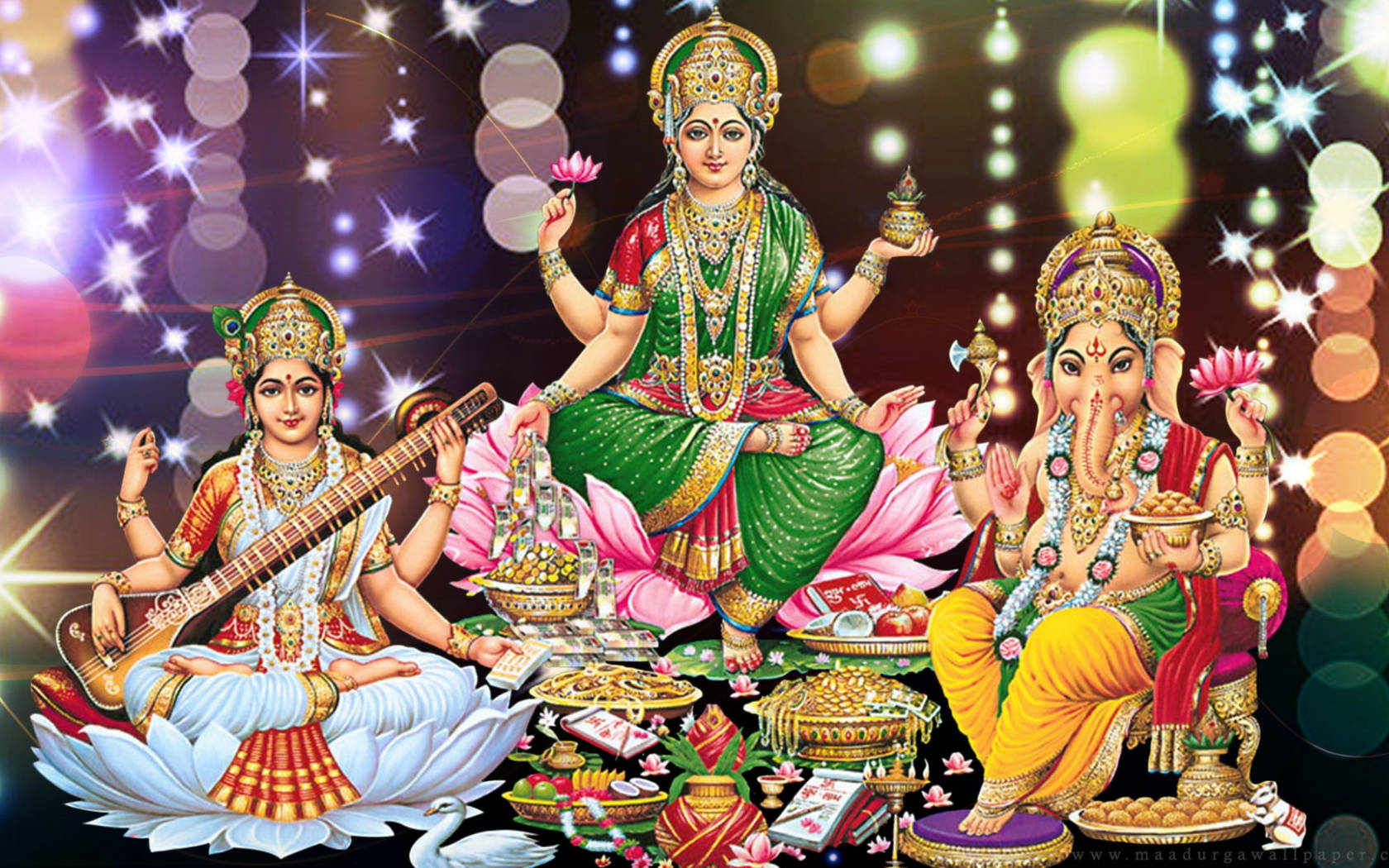 Lakshmi 桌布 壁紙 — 三位印度教神祇佩戴著鮮豔的珠寶和色彩繽紛的服飾，優雅地坐在蓮花上，周圍是發光的散景燈光和供品。