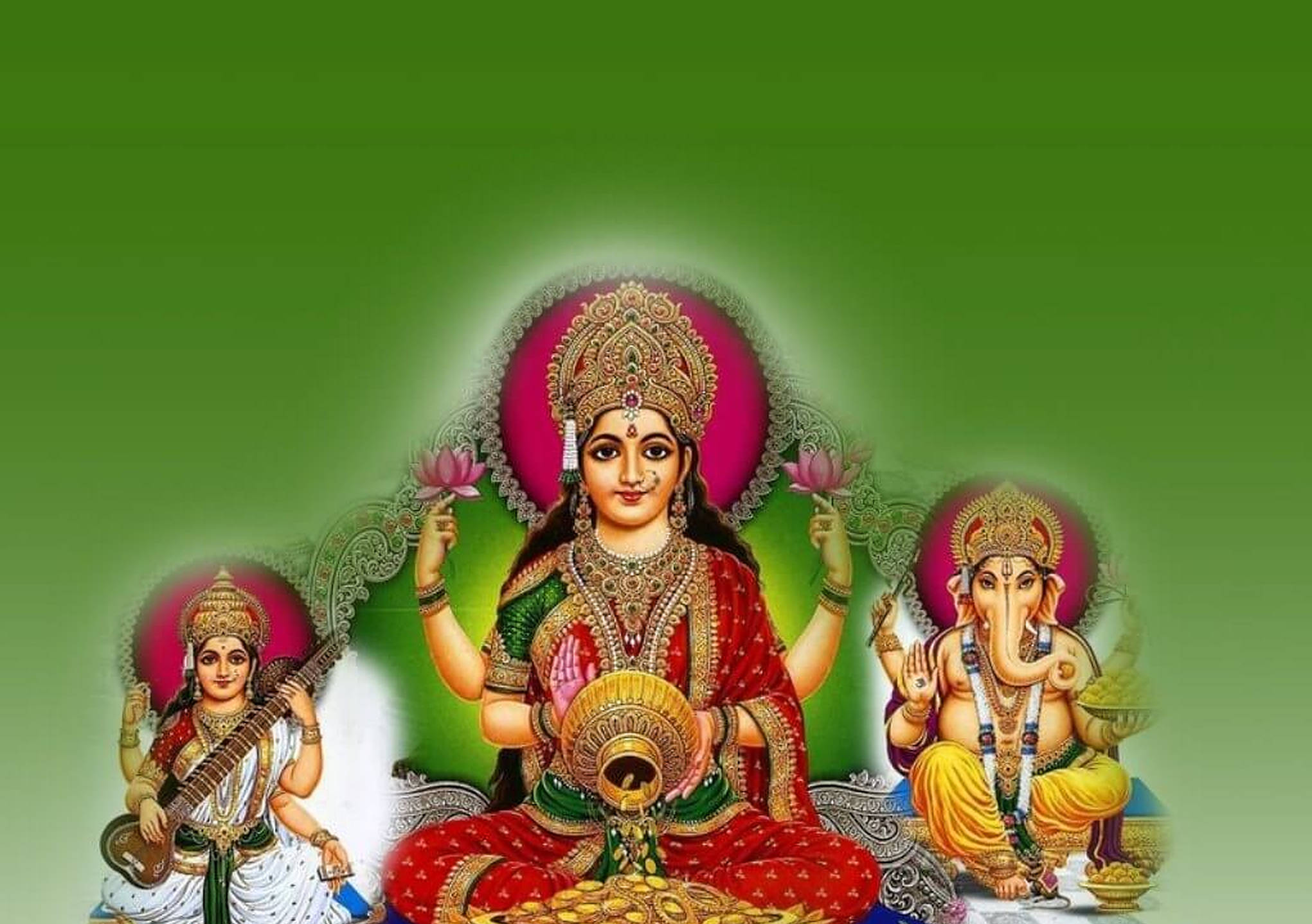 Hindu God 桌布 壁紙 — 三位印度教神祇佩戴鮮豔珠寶和傳統服飾，威嚴地坐在光芒四射的綠色背景前。