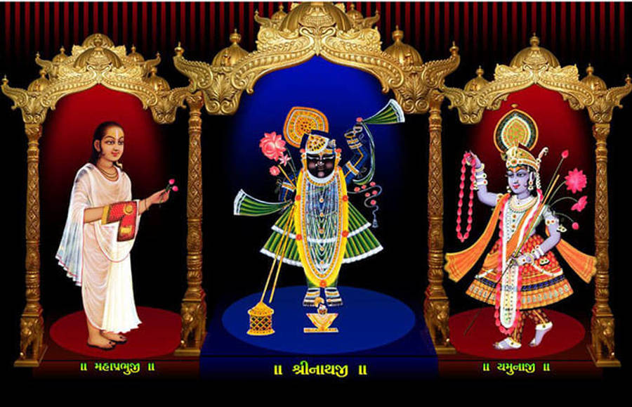 Shrinathji 桌布 壁紙 — 三位印度教神祇描繪在裝飾華麗的金色寶座上，背景為紅色和藍色，並帶有花卉裝飾。