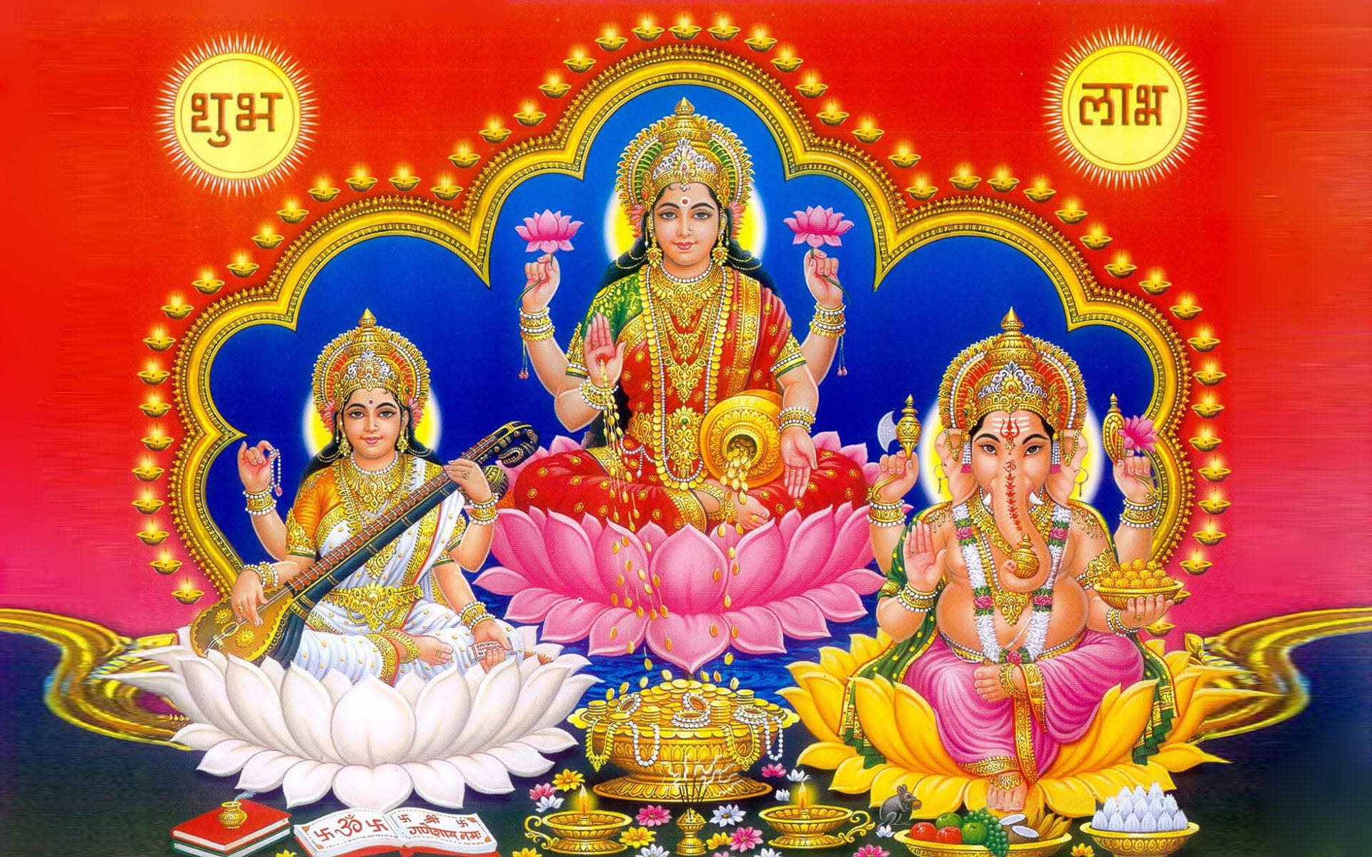 Hindu God 桌布 壁紙 — 三位印度教神祇端坐在蓮花上，背景是燦爛的紅色和藍色，飾有金色裝飾和梵文文字。