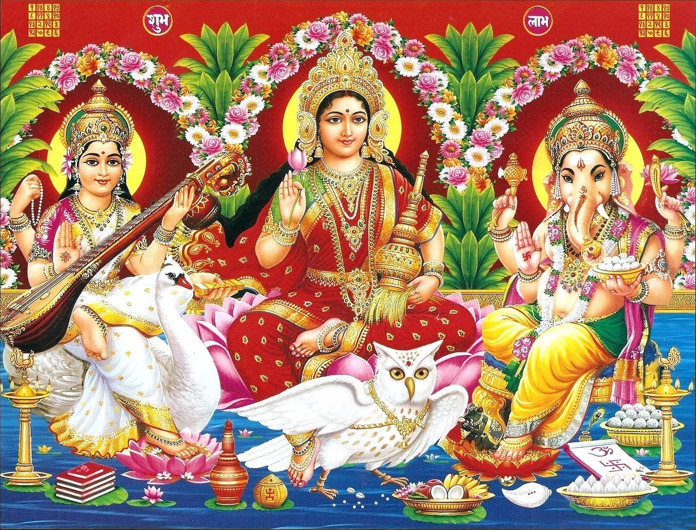 laxmi ganesh saraswati 桌布 壁紙 — 三位印度教神祇莊嚴地坐在裝飾有鮮花和供品的蓮花上，上方是花卉拱門，背景為紅色。