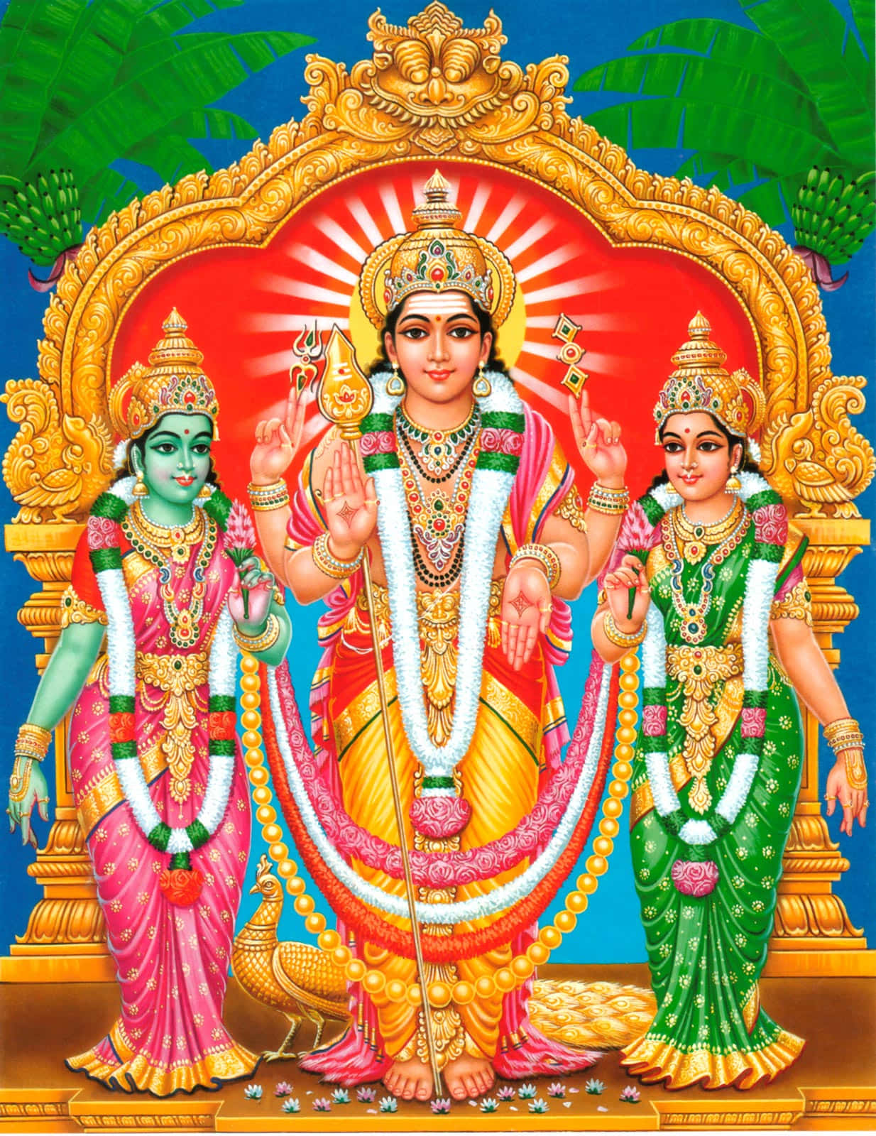 Murugan 桌布 壁紙 — 三位印度教神祇裝飾著鮮豔的金色珠寶和彩色紗麗，站在閃耀的金色拱門下，背景是藍天和棕櫚葉。