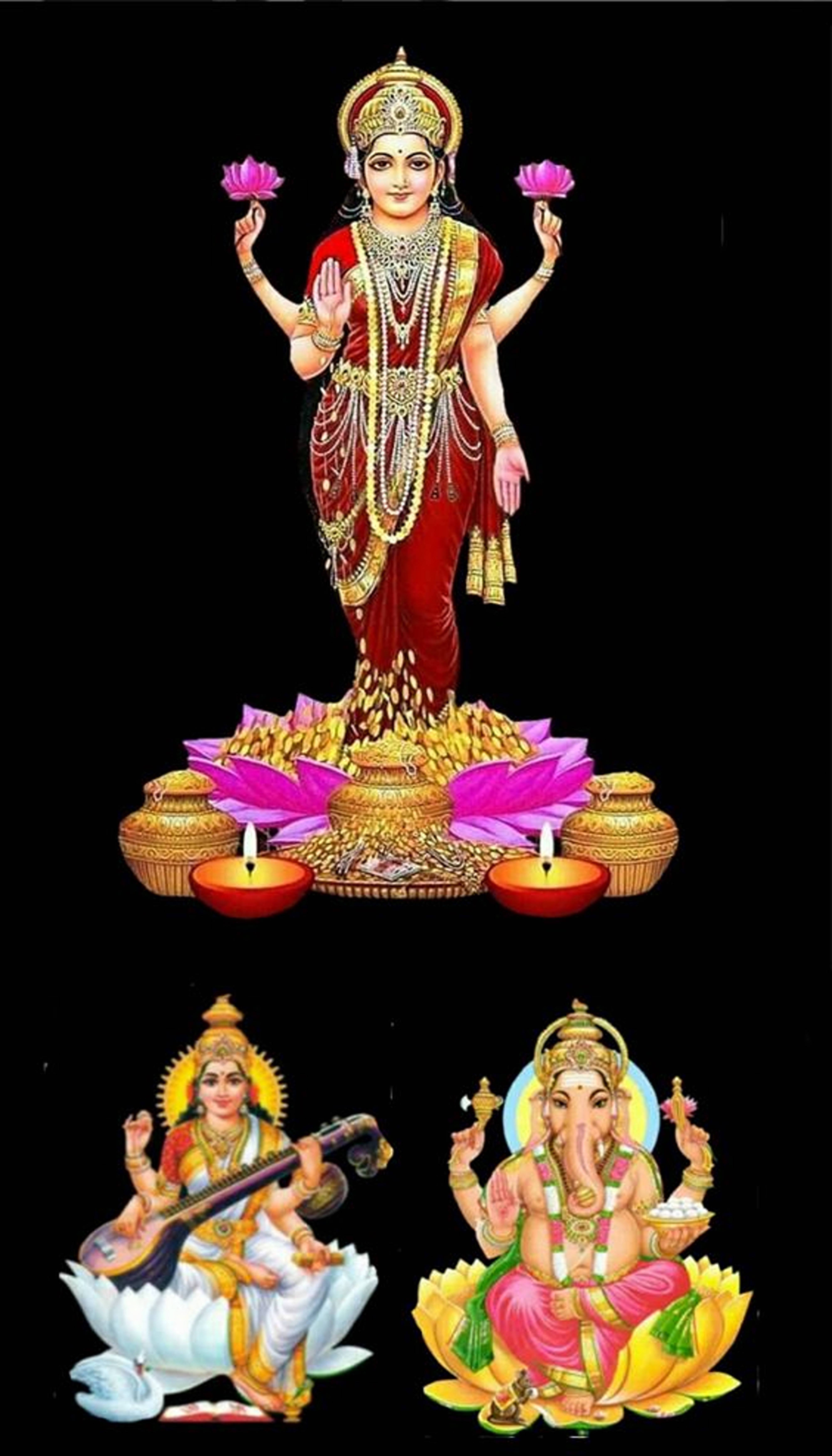 vinayagar 桌布 壁紙 — 三位印度教神祇身穿鮮豔傳統服飾，站在蓮花上，帶有供品和蠟燭，背景為黑色。