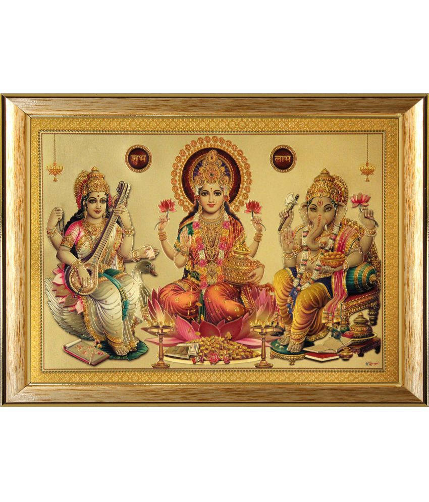 laxmi ganesh saraswati 桌布 壁紙 — 三位印度教神祇身穿鮮豔的金色和粉紅色服飾，莊嚴地坐在華麗金色框架內的蓮花寶座上。