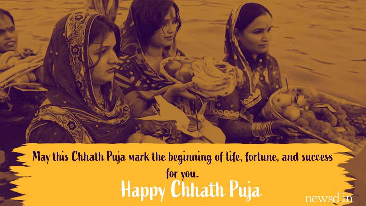 三位穿著傳統印度服飾的女性在Chhath Puja節日期間於水邊手持祭品。