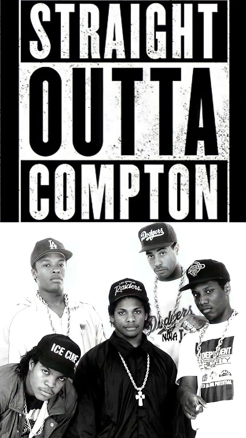 N.W.A. 樂團成員戴著帽子和鏈條，並有 'Straight Outta Compton' 文字。