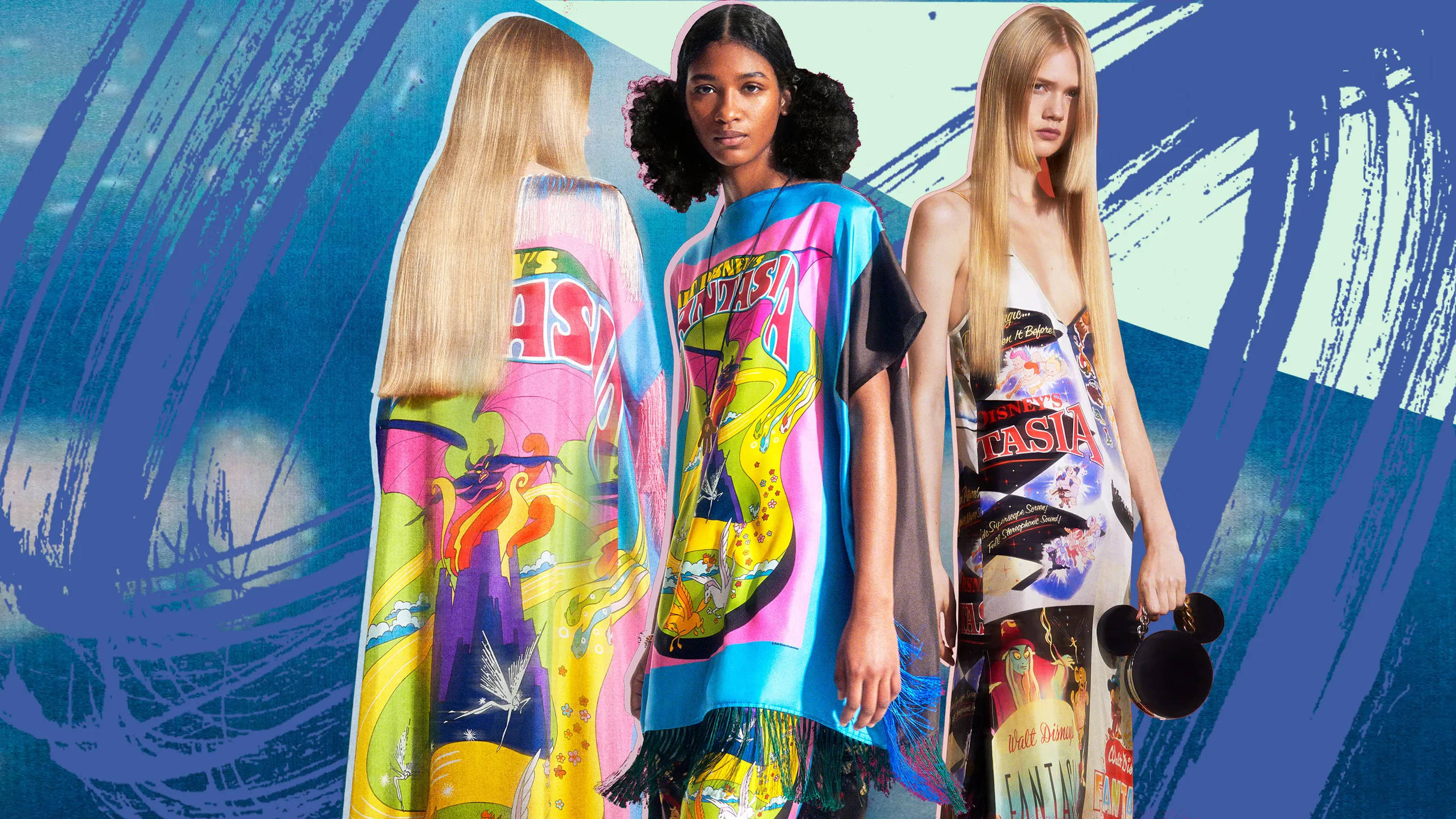 Stella McCartney x Disney Fantasia 壁紙 — 三位模特兒穿著充滿活力的迷幻印花連衣裙，背景是大膽的藍色筆觸。