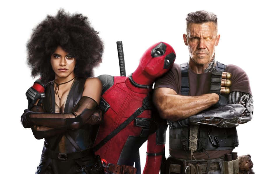 Josh Brolin 桌布 壁紙 — 三位漫畫英雄自信地交叉雙臂，站在純白背景前。