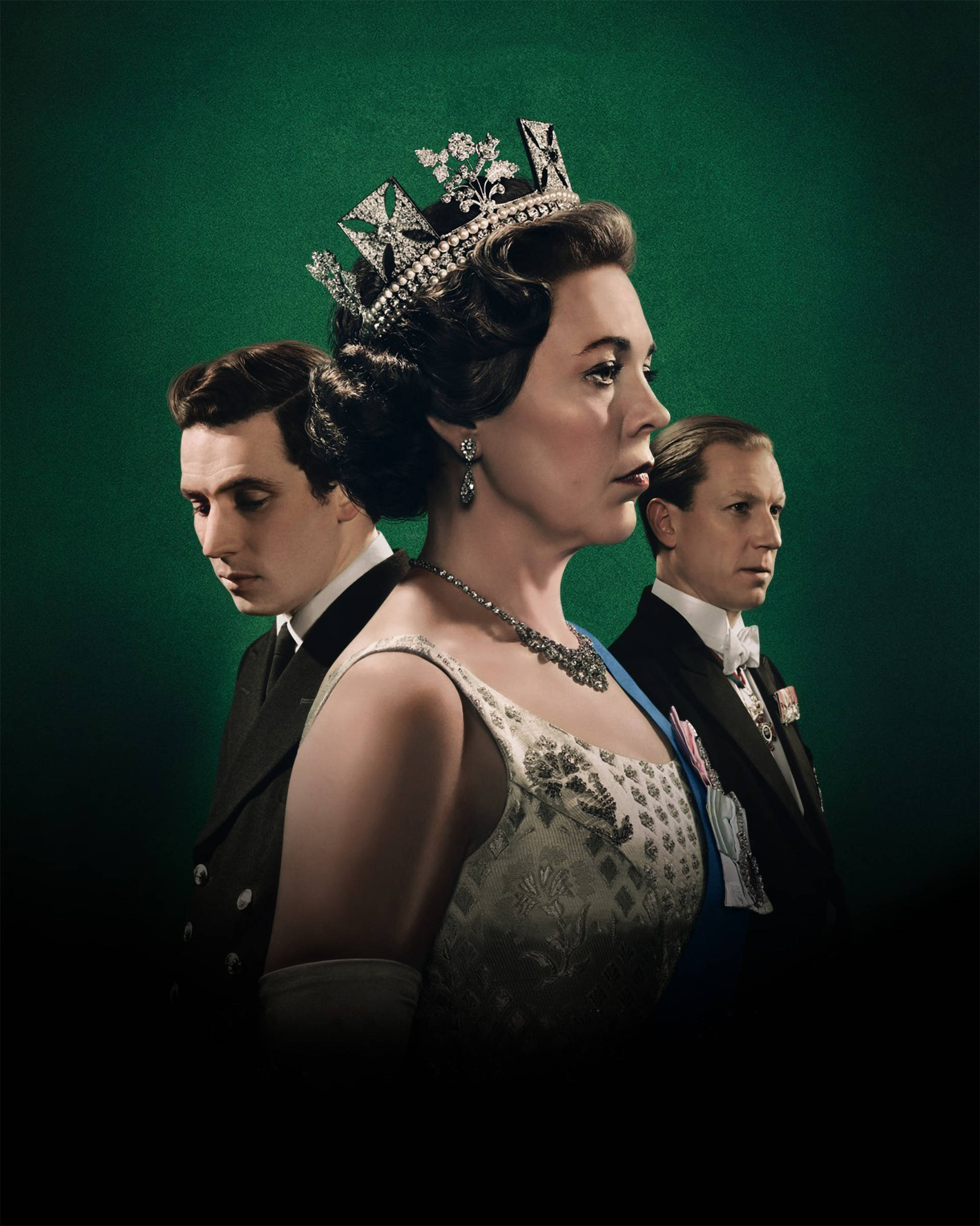 the crown 桌布 壁紙 — 三位皇室成員身穿正裝，側面站立在深綠色背景前，女王佩戴王冠和珠寶。