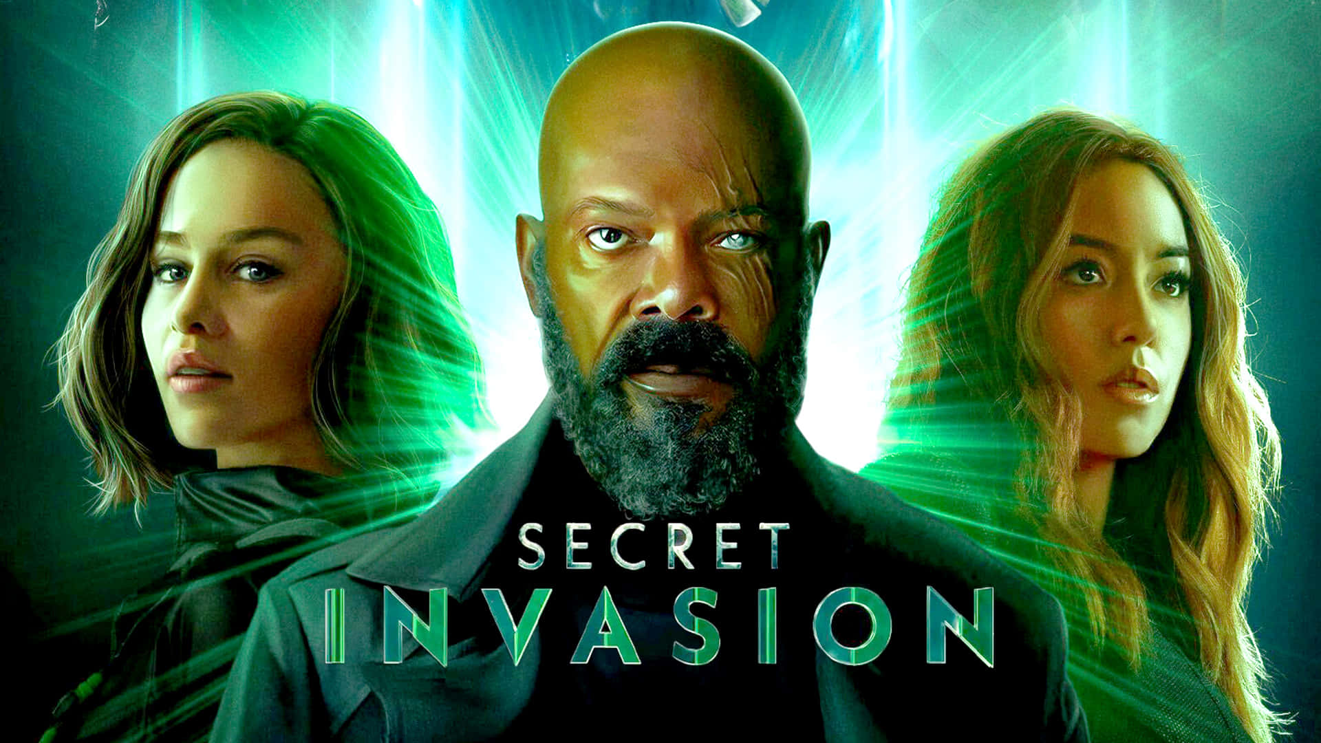 Secret Invasion 桌布 壁紙 — 三位神情專注的演員直視前方，背景是發光的綠色能量爆發，並帶有標題 Secret Invasion。