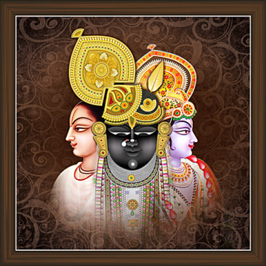Shrinathji 桌布 壁紙 — 三位神聖人物戴著華麗的皇冠和珠寶，以側面輪廓描繪在旋渦狀棕色圖案背景上。