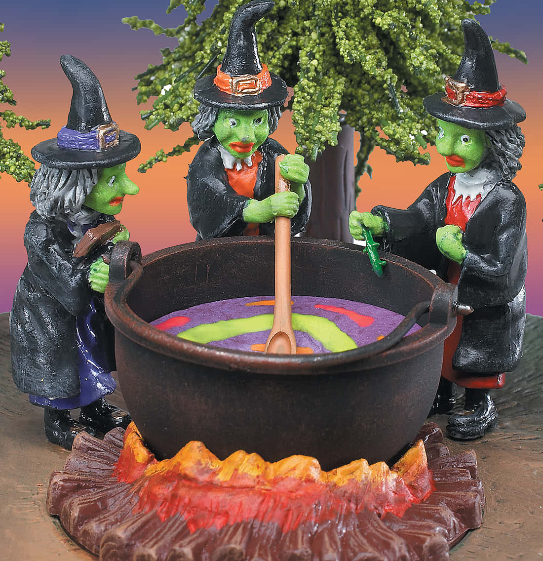 cauldron 桌布 壁紙 — 三位綠皮膚女巫戴著黑帽，在黃昏時分於枝葉茂密的樹下攪拌一個在火堆上冒泡的大鍋。
