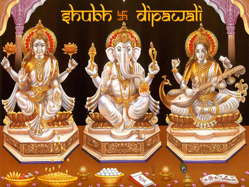 Hindu God 桌布 壁紙 — 三位華麗的印度教神祇——拉克什米、象頭神、薩拉斯瓦蒂——莊嚴地坐在金色寶座上，寶座裝飾著蓮花和儀式用品，背景為深色。