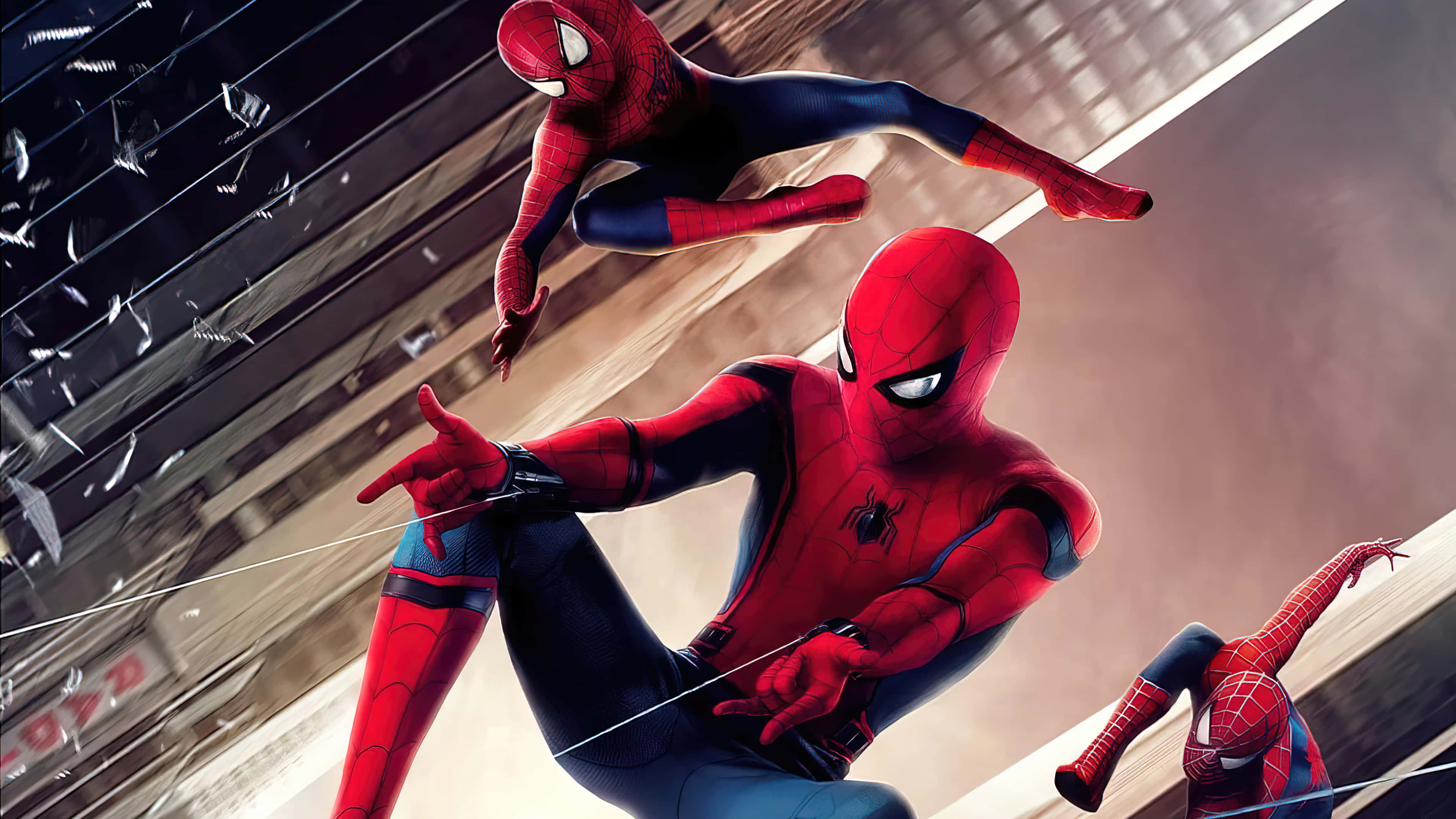 Spider Man No Way Home 桌布 壁紙 — 三位蜘蛛俠英雄在陽光明媚的城市景觀中動態擺盪，周圍飛舞著破碎的玻璃。