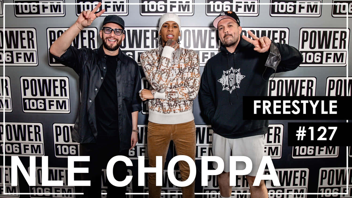 NLE Choppa 桌布 壁紙 — 三位說唱歌手在重複的Power 106 FM背景前自信地擺姿勢，並帶有粗體文字疊加。